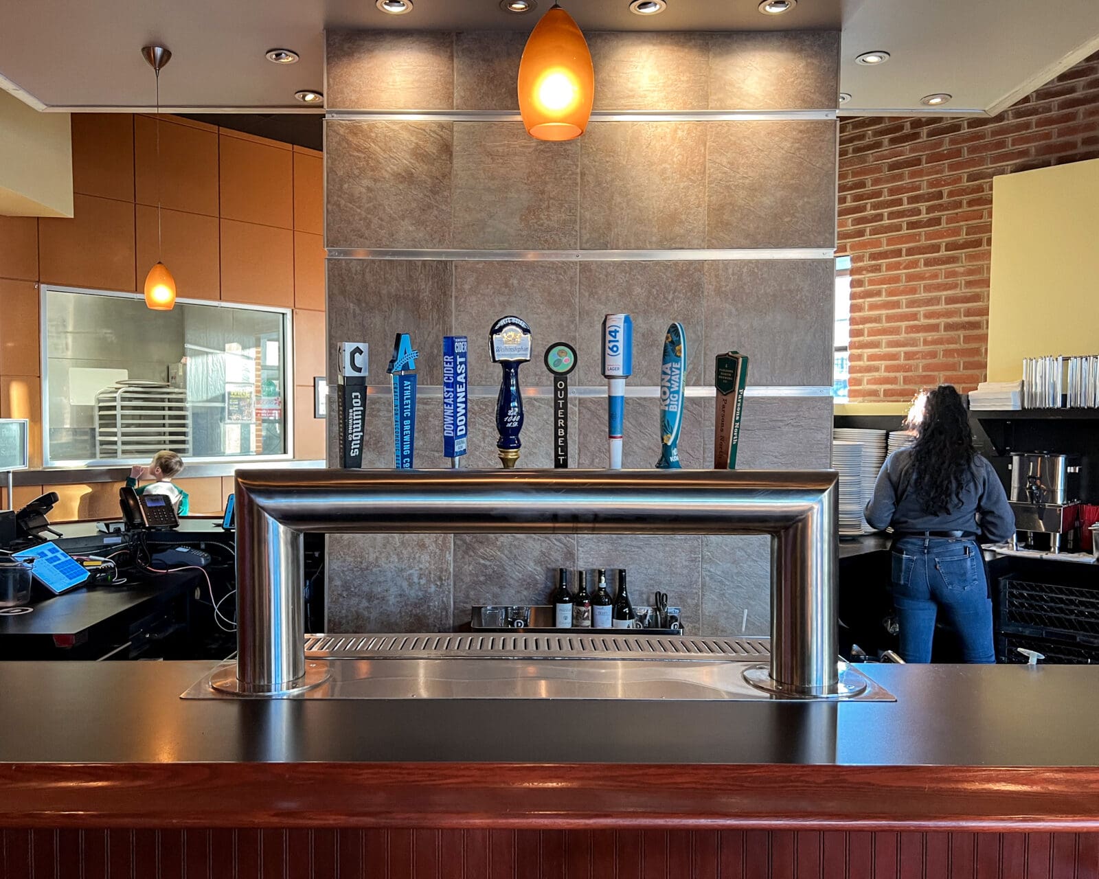 Dewey's Pizza - Grandview bar and dinning room