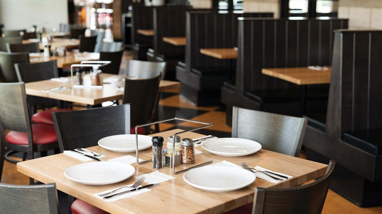 Dewey's-Pizza-Harper's-Point-Interior