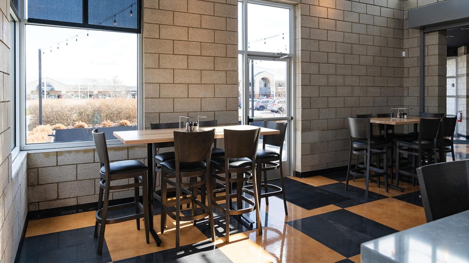 Dewey's-Pizza-Harper's-Point-Interior