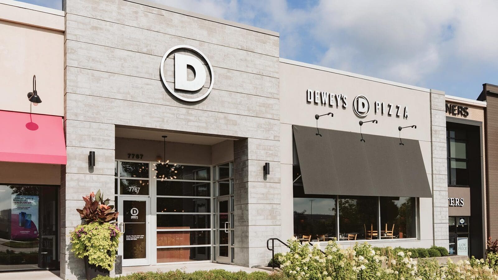 Dewey's-Pizza-Kenwood-Exterior